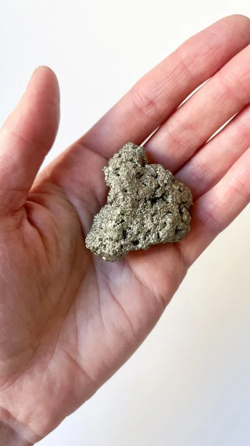 Comparison of pyrite and gold streaks on porcelain plates