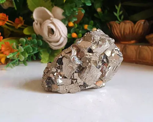 Comparison of pyrite formations in sedimentary layers versus hydrothermal vein environments