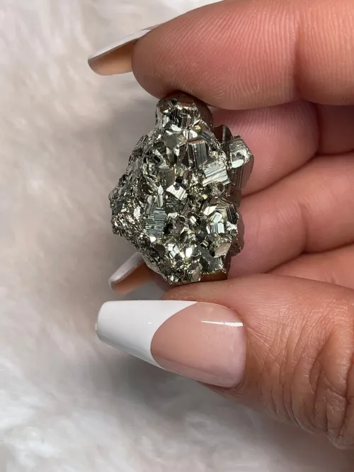 Streak test comparison showing pyrite residue on porcelain